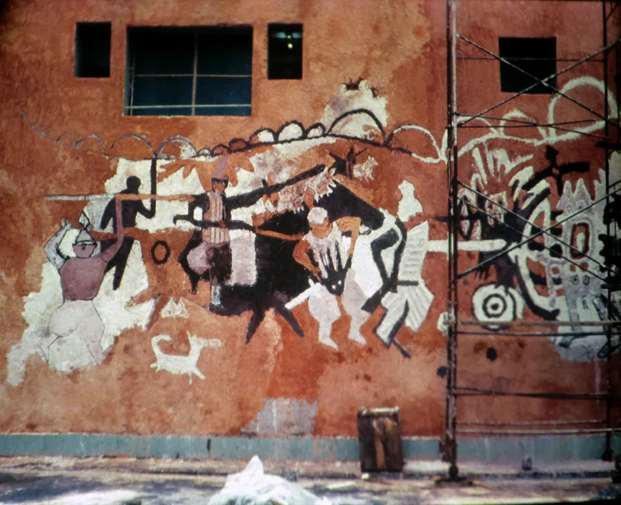 Proceso de realización y andamios del mural en 1987.