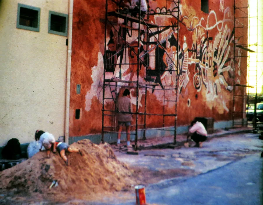 Andrés Bestard y colaboradores trabajando en el esgrafiado en altura.
