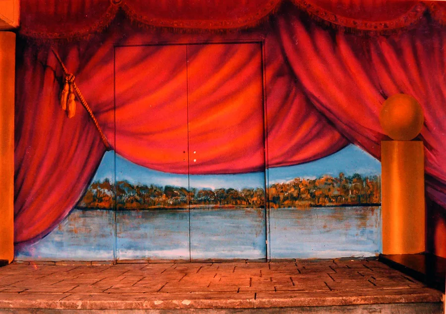 Detalle del paisaje fluvial y telones del mural.